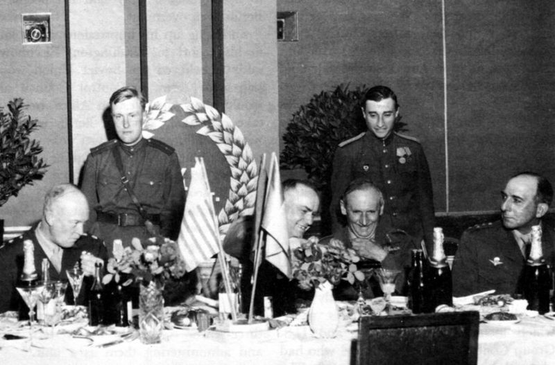 Генерал де Латр де Тассиньи на торжественном обеде. 1945 г.