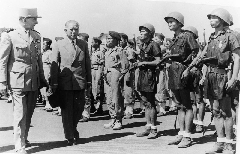Генерал де Латр де Тассиньи инспектируют вьетнамские войска. 1945 г.
