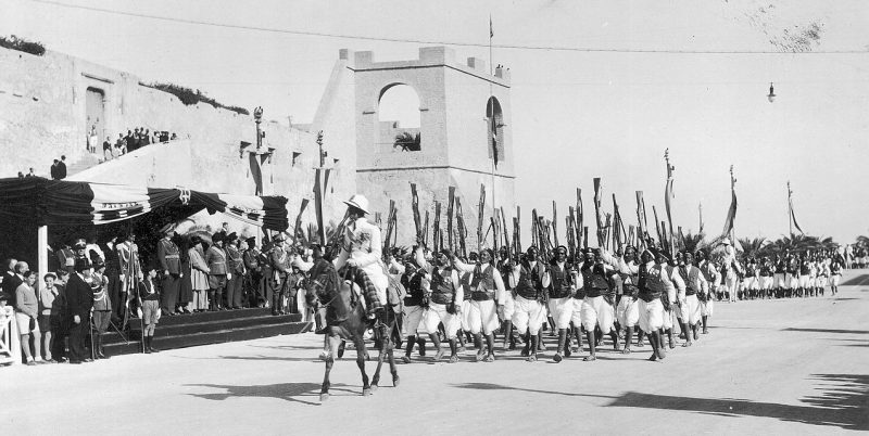 Парад ливийских колониальных войск перед королем Италии Виктором Эмануэлем III и губернатором Родольфо Грациани во время визита королей в Киренаику. 1932 г.