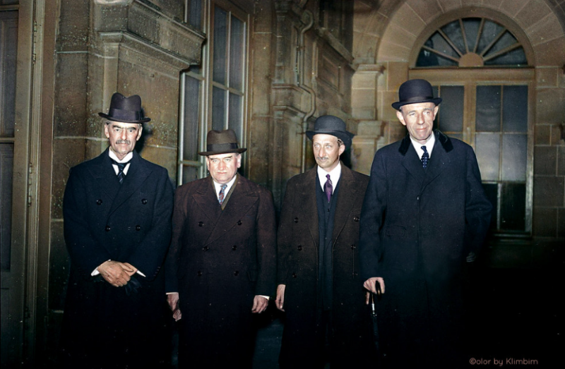 Премьер-министр Великобритании Невилл Чемберлен, министр иностранных дел Эдвард Галифакс, их коллеги – Эдуард Даладье и Жорж Боннэ (в центре). 1938 г.