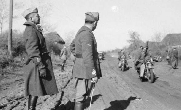 Генерал Джованни Мессе инспектирует свои войска в СССР. 1941 г. 