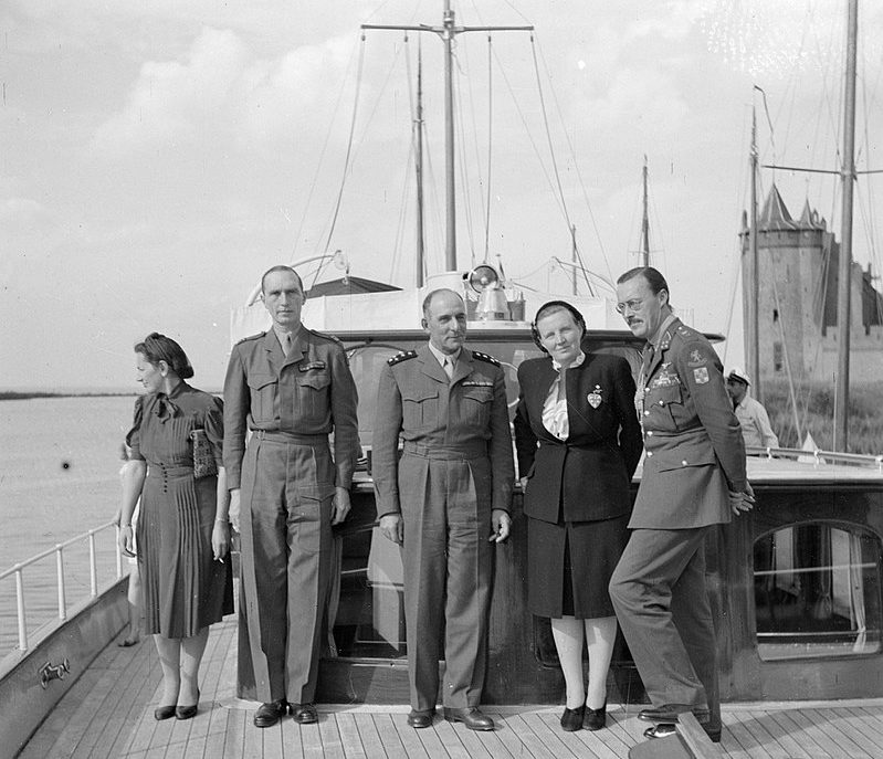 Генерал де Латр де Тассиньи и королевская семья на борту королевской яхты «Пит Хайн». 1946 г.