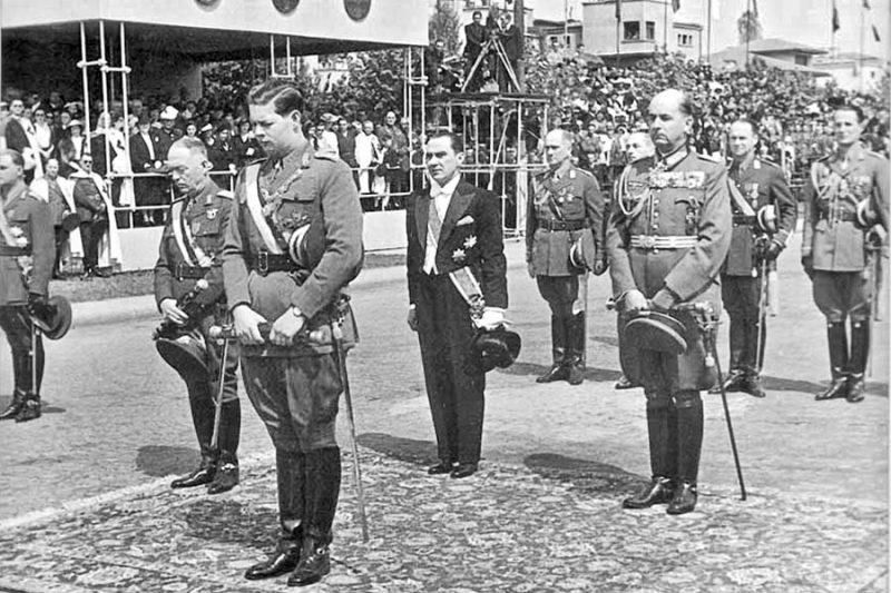 Король Михай I, военный диктатор Антонеску и немецкий фельдмаршал в день национального праздника Румынии. 1942 г.