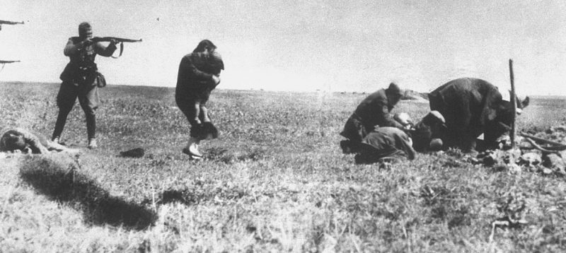 Казни евреев мобильными карательным отрядом (айнзатцгруппой) СС под Ивангородом. 1942 г.