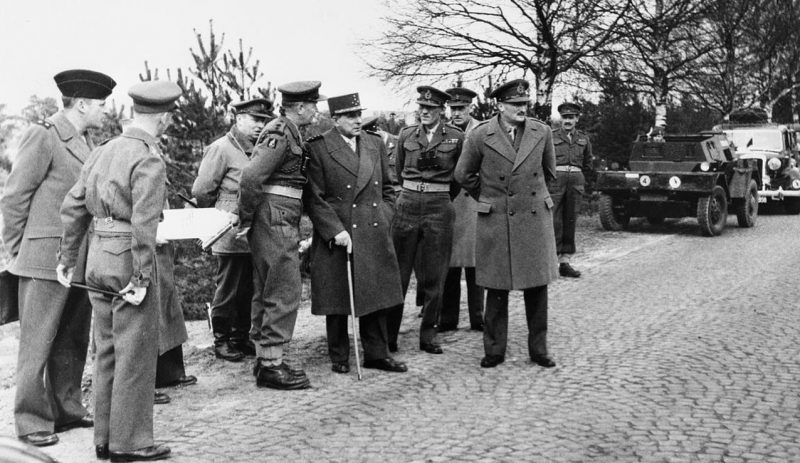 Генерал де Латр де Тассиньи и старшие офицеры британской и французской армии наблюдают за учениями НАТО в Германии. 1950 г.