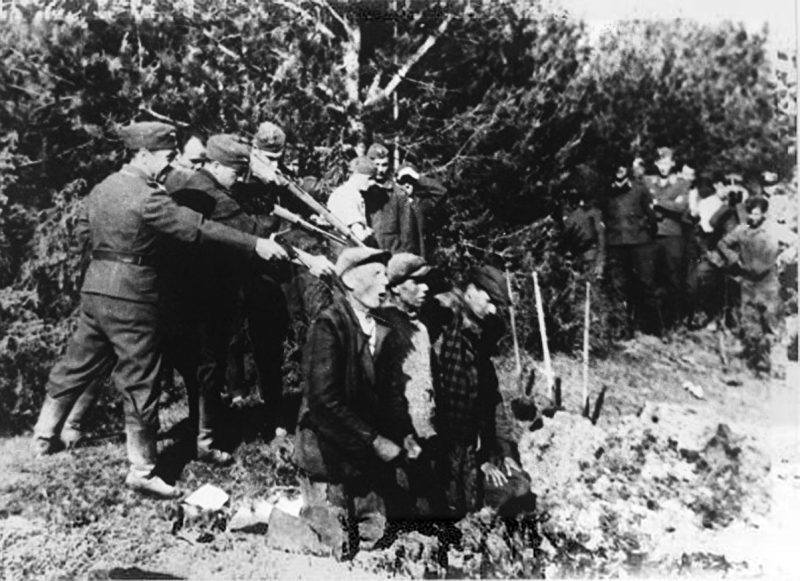 Казнь айнзатцкомандой СС в оккупированной Литве. 1942 г.