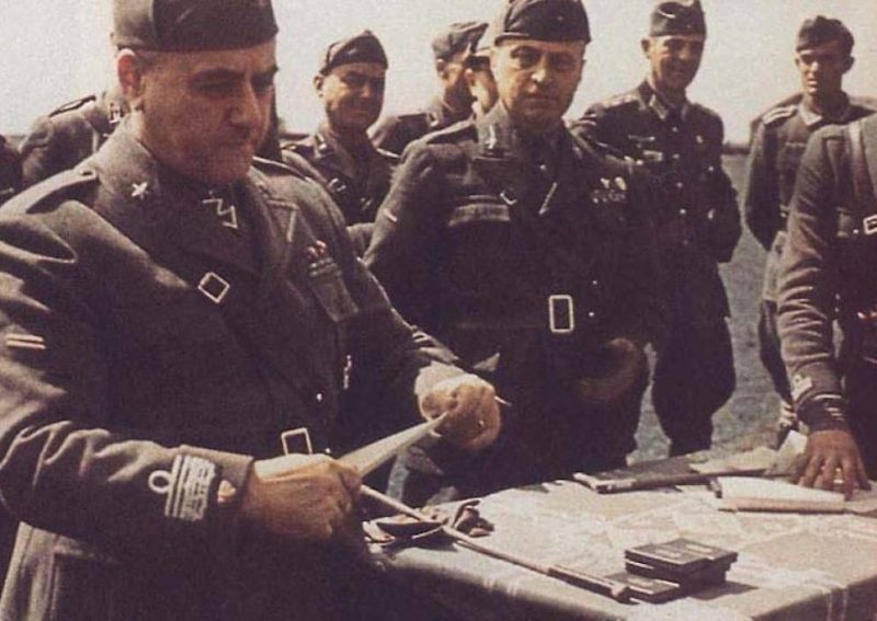 Генерал Джованни Мессе инспектирует свои войска в СССР. 1941 г.