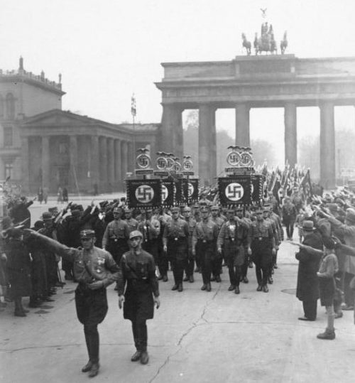 Штурмовики у Бранденбургских ворот. 1933 г.