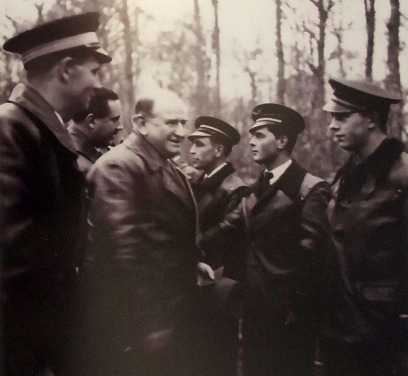 Даладье приветствуют эскадрилью «красных дьяволов». 1939 г.