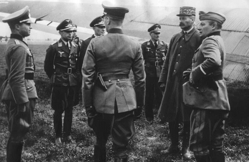 Пленный генерал Жиро (второй справа) с немецкими офицерами. 1940 г.