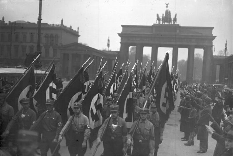 Штурмовики у Бранденбургских ворот. 1933 г. 