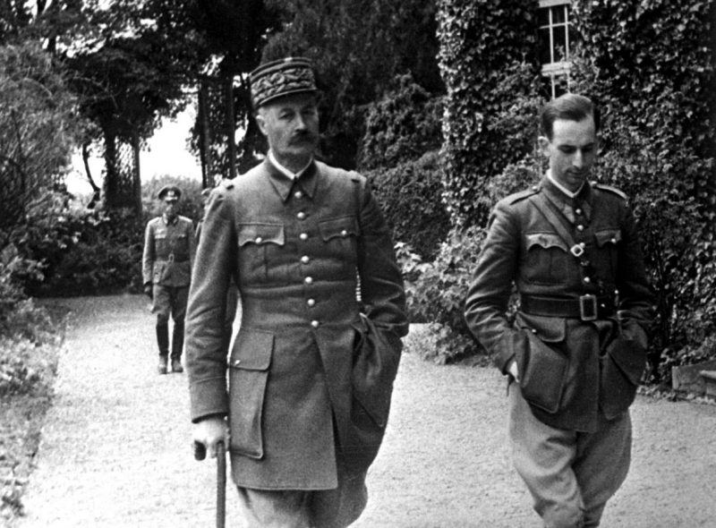 Пленный генерал Жиро во время его дневной прогулки. 1940 г.
