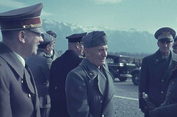 Канцлер Германии Адольф Гитлер с премьер-министром Италии Бенито Муссолини и итальянским маршалом Родольфо Грациани. 1941 г.