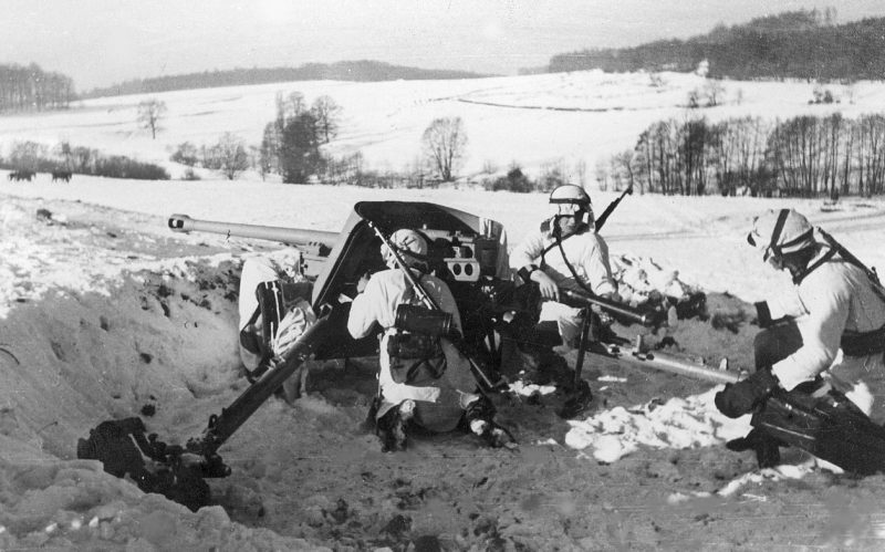 Солдаты Ваффен-СС в бою. 1942 г.