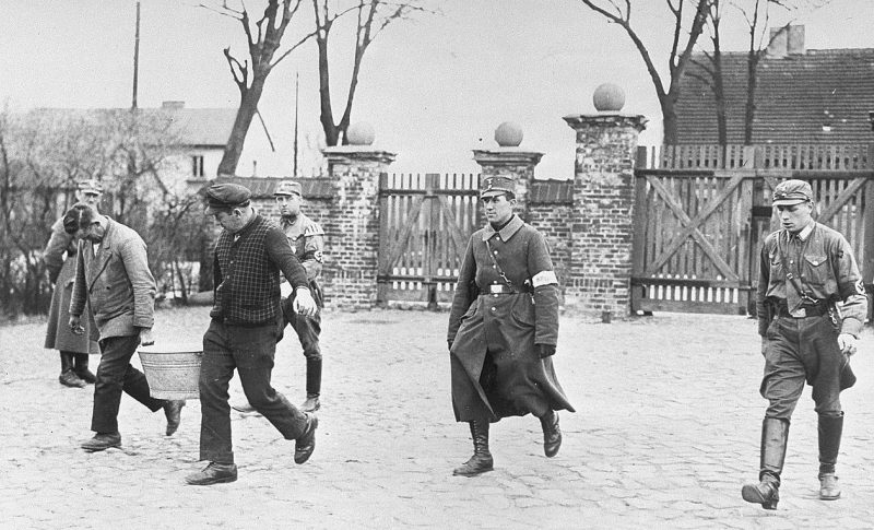Солдаты СА охраняют заключенных, несущих воду в лагере в Ораниенбурге. 1933 г.