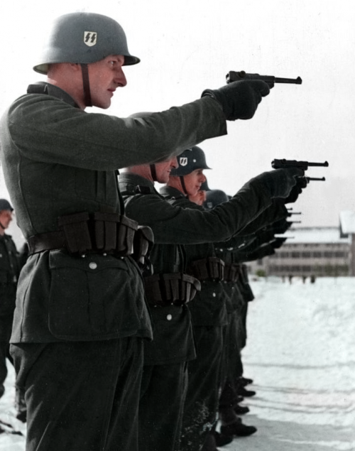 Рядовые Ваффен СС из 5-й танковой дивизии СС во время зимних учений. 1942 г.