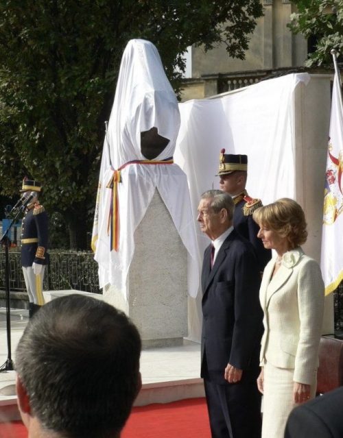 Король Михай I открывает площадь, названную в его честь. 2012 г.