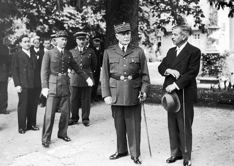 Маршал Петен и Пьер Лаваль в парке Севинского павильона в Виши. 1942 г.