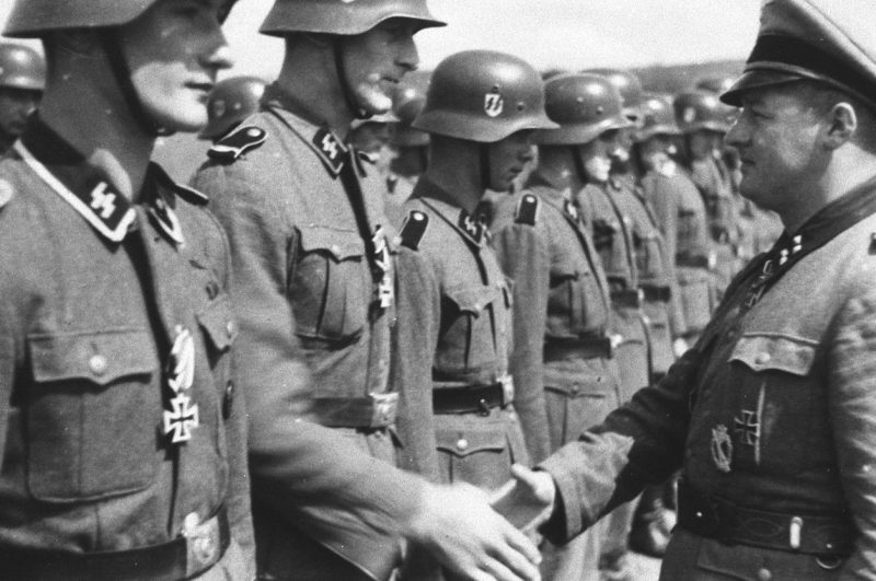 Солдаты 5-й танково-гренадерской дивизии СС «Викинг» в России. 1942 г.