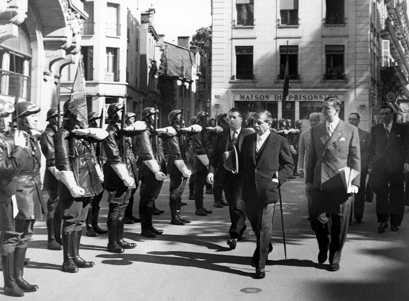 Председатель Совета Пьер Лаваль и генеральный секретарь полиции Виши Рене Буске (справа) инспектируют войска специальной группы охраны, составлявшей почетный караул режима Виши. 1943 г.