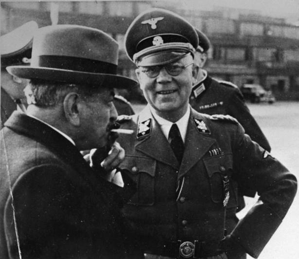 Лаваль (слева) и Карл Оберг (начальник немецкой полиции и СС во Франции) в Париже. 1943 г. 