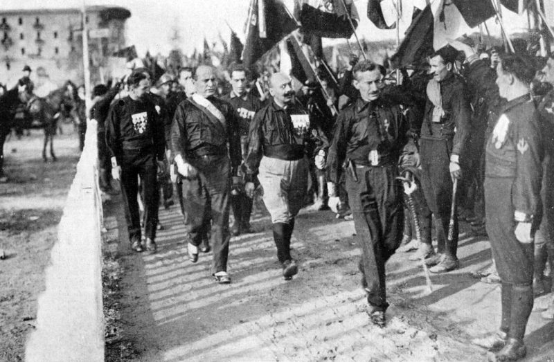 Муссолини и чернорубашечники во время похода на Рим в 1922 году.