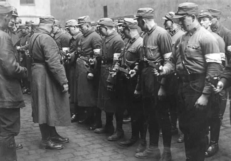Штурмовики СА в качестве вспомогательной полиции. 1933 г. 