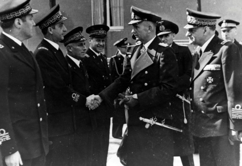 Адмирал Риккарди представляет гросс-адмирала Деница итальянским адмиралам. 1943 г.