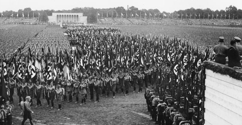 Марш СА на съезде нацистской партии в Нюрнберге. 1933 г.