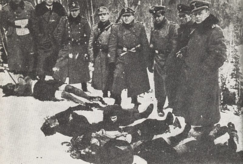 Эсэсовцы позируют с телами своих жертв в Соснове, гмина Гура Пулавска. 1943 г.
