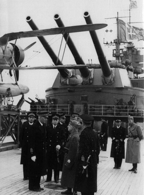 Адмирал Анджело Якино с королем Италии Витторио Эмануэле III на борту линкора Littorio во время визита последнего в Таранто. 1942 г.
