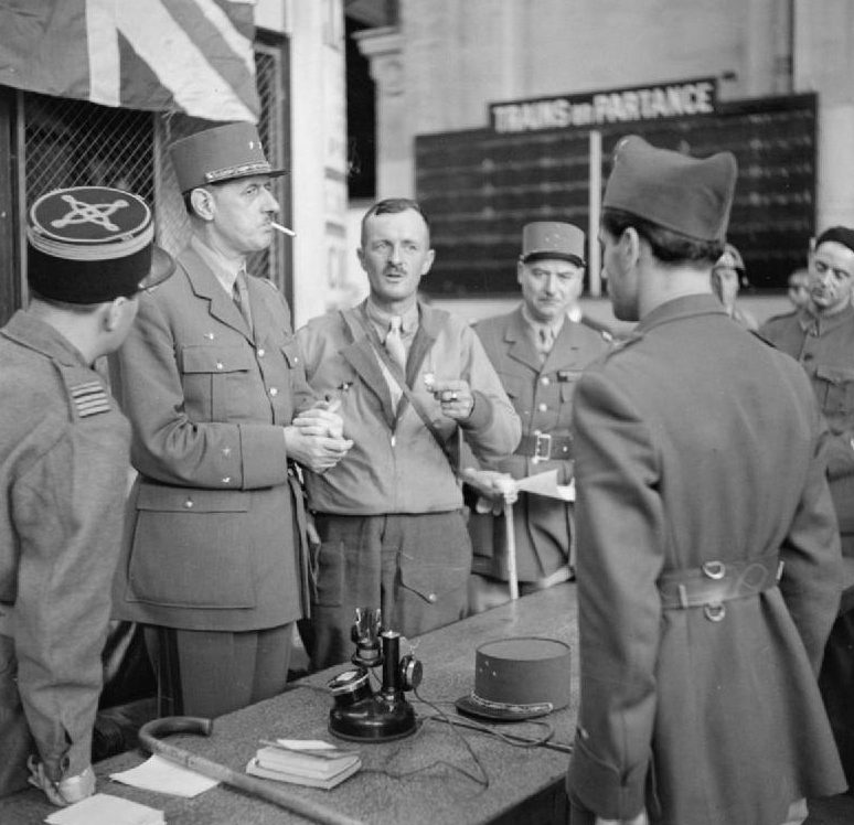 Генерал де Голль с генералом Леклерком на вокзале Монпарнас в Париже. 1944 г.