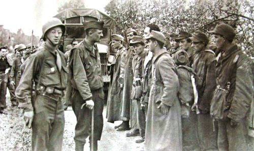 Генерал Леклерк принимает у американской стороны 12 соотечественников, служивших в дивизии «Шарлемань». На следующий день они будут расстреляны по его приказу без суда и следствия. 1945 г. 