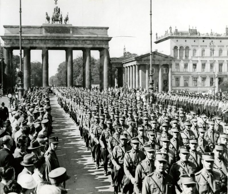 Марш СА у Бранденбургских ворот. 1934 г.