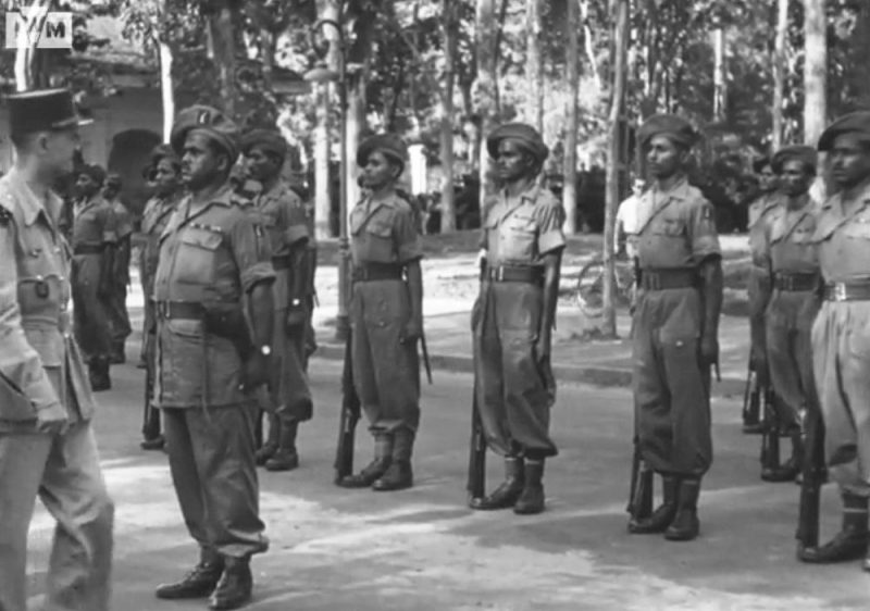 Генерал Леклерк делает смотр войскам 20-й Индийской дивизии, Сайгон. 1945 г.