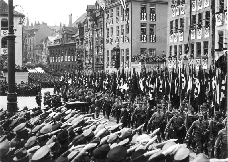 Марш отрядов СА в Нюрнберге. 1935 г.