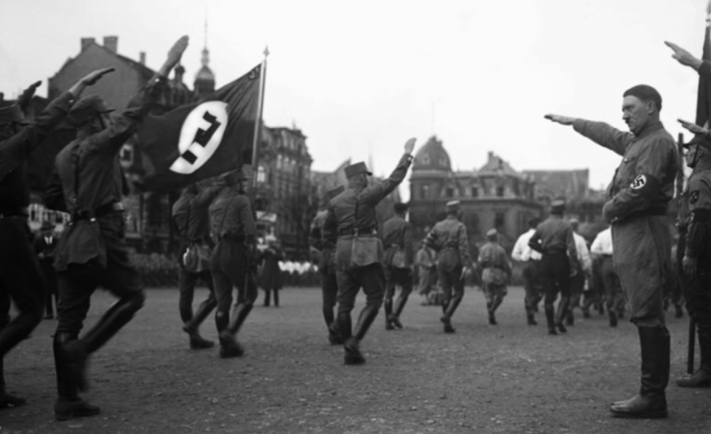 Гитлер принимает парад СА. Нюрнберг, 1935 г.