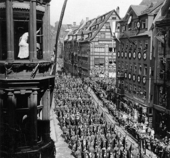 Марш СА в центре Нюрнберга на съезде нацистской партии. 1936 г.