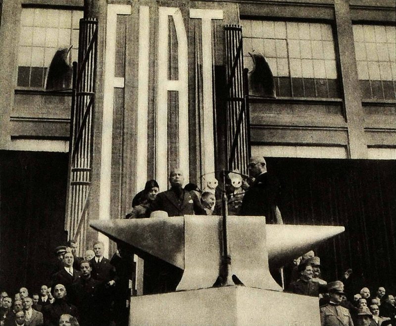 Бенито Муссолини выступает с речью на заводе «Fiat Lingotto» в Турине. 1930 г.