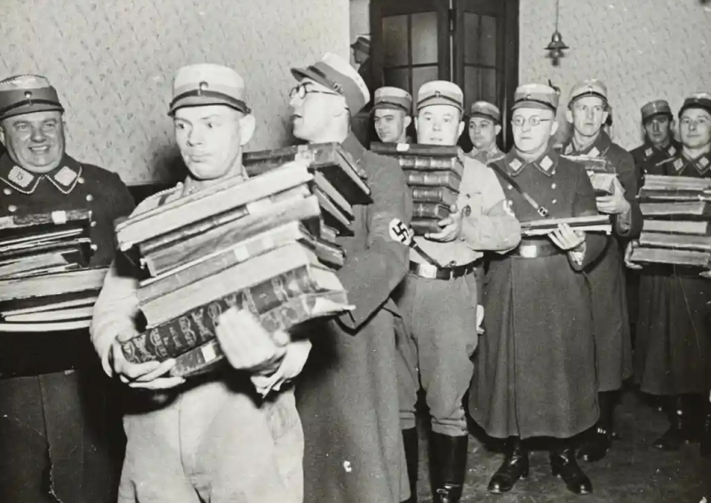 Штурмовики уносят еврейские книги для сожжения. 1938 г.