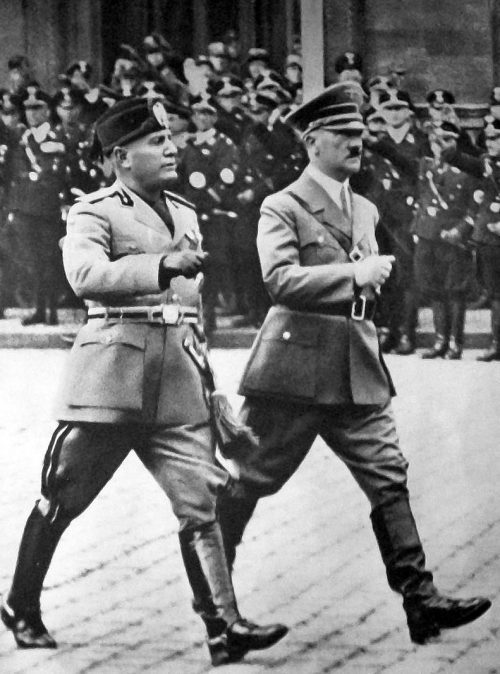 Муссолини и Гитлер в 1937 году.