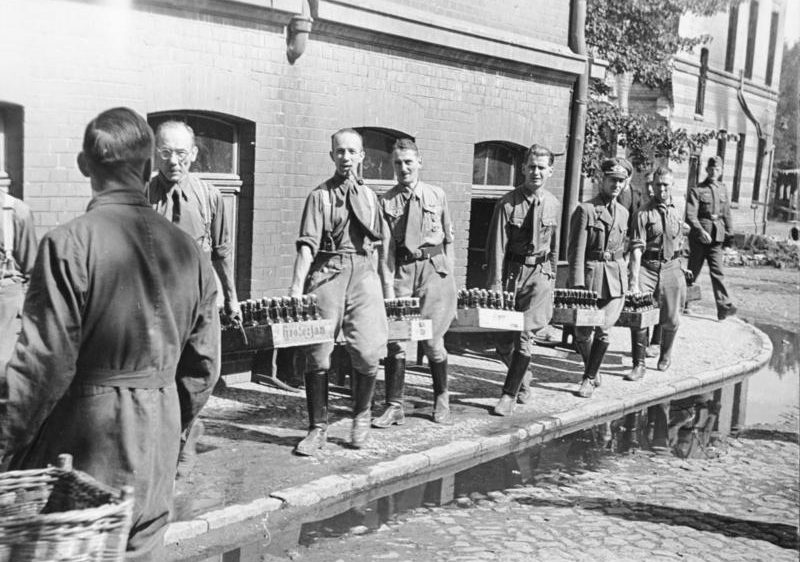 Переноска пива штурмовиками СА. Берлин 1943 г.