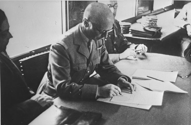 Генерал Чарльз Ханцигер подписывает 22 июня 1940 перемирие с Германией от имени Франции.