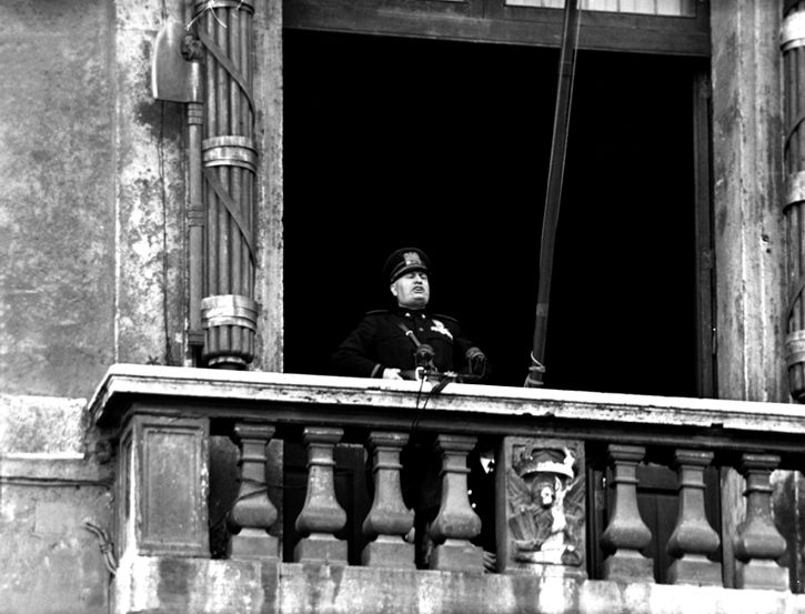 Муссолини делает заявление об объявлении войны с балкона римского Палаццо Венеция. 1940 г. 