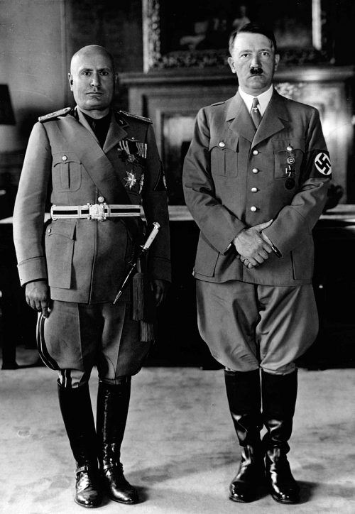 Бенито Муссолини и Адольф Гитлер во время визита Муссолини в Мюнхен. 1940 г.
