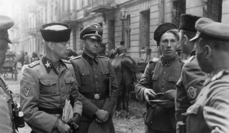 Группенфюрер СС Хайнц Рейнефарт, генерал полиции и Ваффен-СС и III казачьего полка Якуба Бондаренко во время Варшавского восстания. 1944 г.