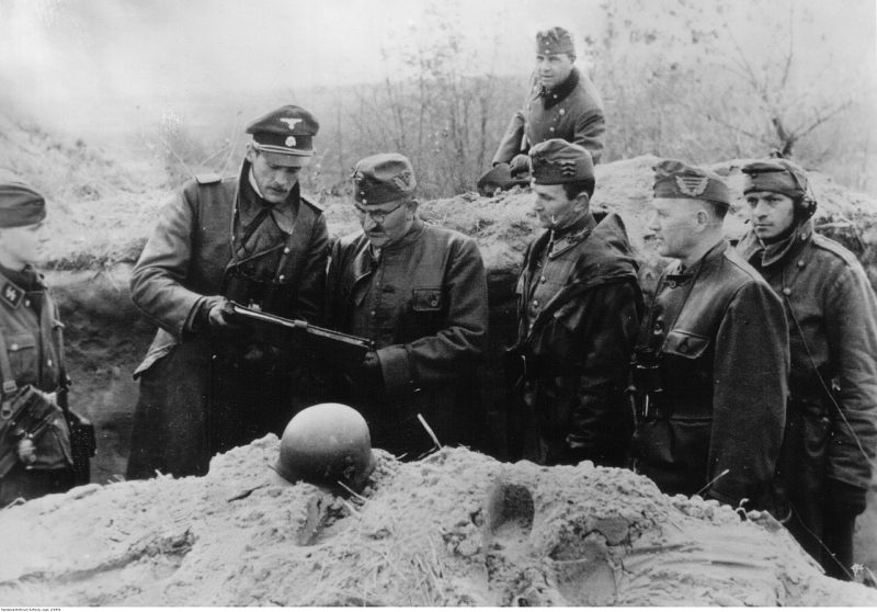 Венгерский военный министр генерал Каройи Берегфи на командном пункте кавалерийского полка СС, 8-й кавалерийской дивизии СС «Флориан Гейер» на окраине Будапешта. 1944 г.