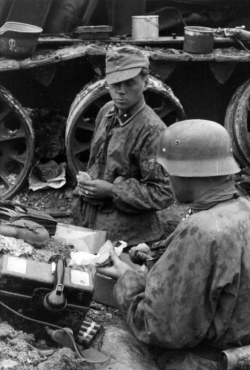 Солдаты 3-й танковой дивизии СС «Тотенкопф». 1944 г.