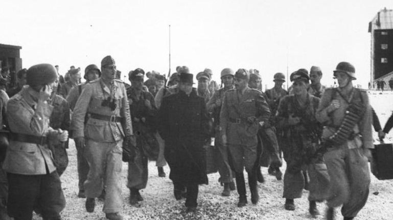 Муссолини с немецкими десантниками после своего освобождения, 12 сентября 1943 года. 
