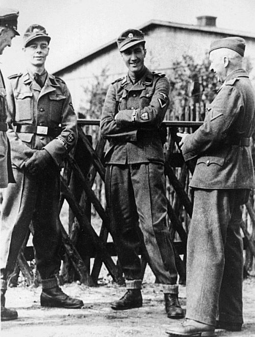 Два члена Британского свободного корпуса, Кеннет Берри и Альфред Минчин, с немецкими офицерами. 1944 г.